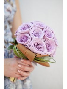 Cách bó hoa cưới bằng hoa hồng tím